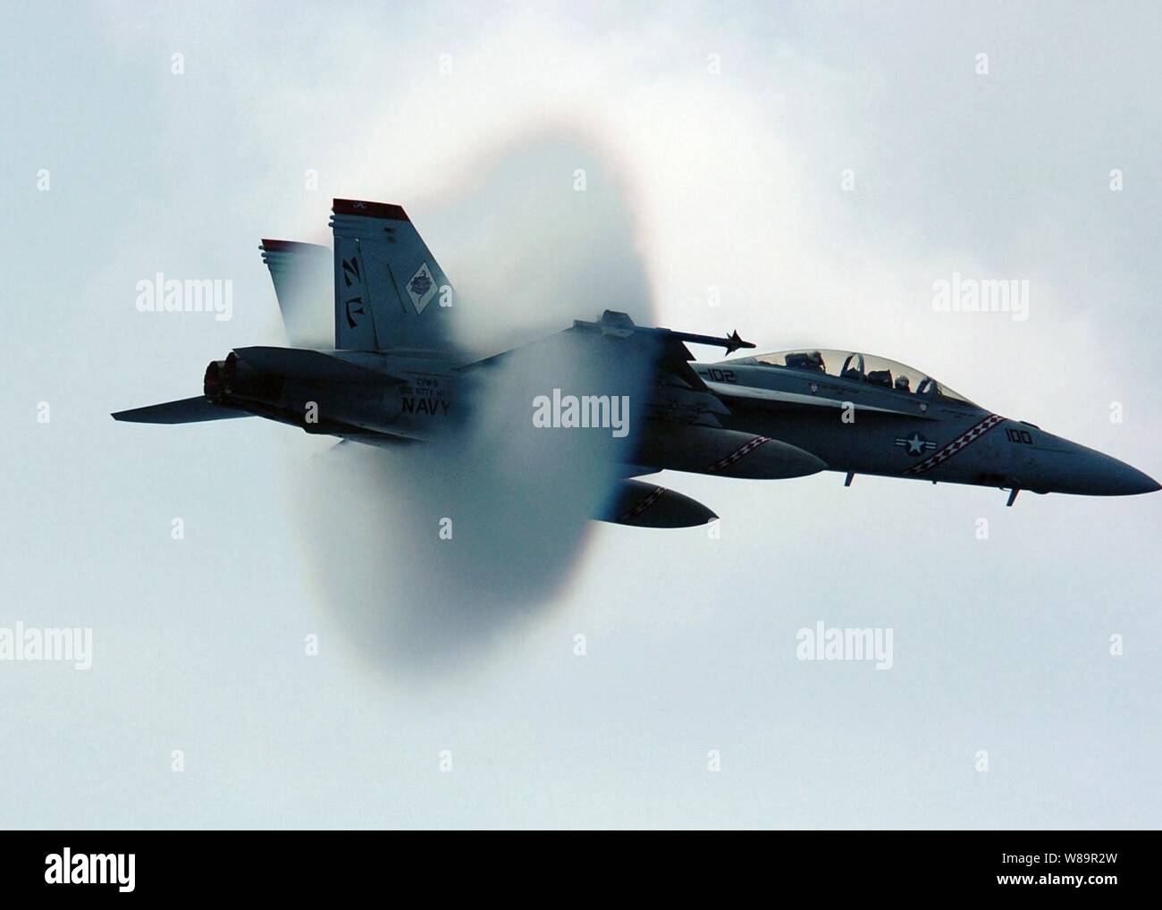 F/A-18E Super Hornet maniobra rompiendo la barrera del sonido Fotografía de  stock - Alamy