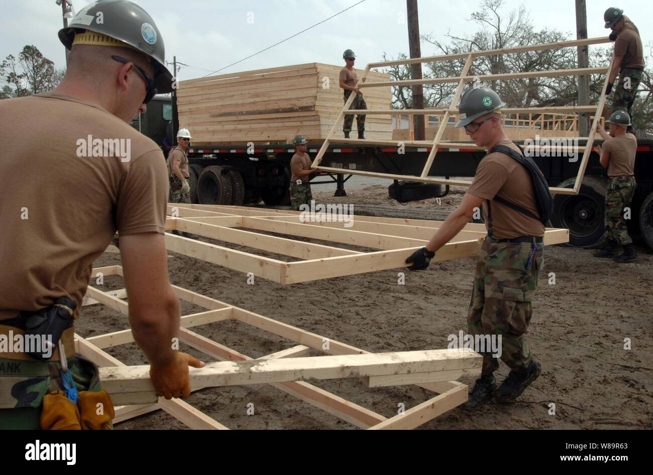 Navy Seabees asignados al Batallón móvil de Construcción Naval 4 ayudar a montar las bases de la primera de 75 albergues temporales en Pass Christian, Mississippi, el 24 de septiembre de 2005. Los proyectos de construcción de contingencia práctica Seabees como estos refugios sobre una base constante y puede crear tantos como cuatro en un día. Unidades del Departamento de Defensa están movilizados como parte de la Fuerza de Tarea Conjunta Katrina para apoyar a la Agencia Federal de Manejo de Emergencias de Desastres del esfuerzos de socorro en las zonas de la Costa del Golfo devastada por el Huracán Katrina. Foto de stock