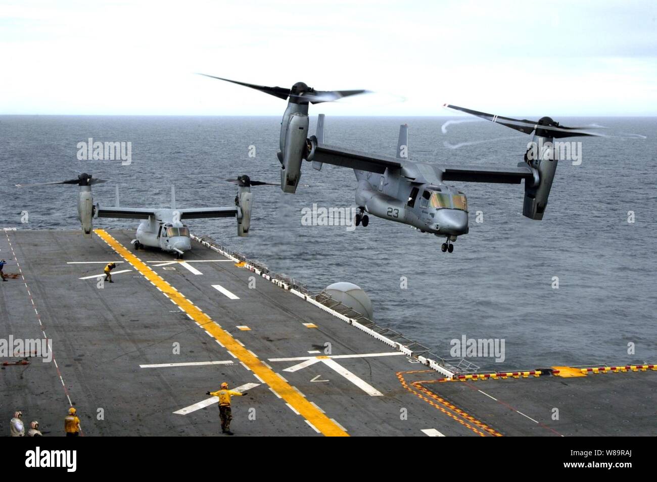 Un Cuerpo de Marines de EE.UU MV-22B Osprey ejecuta un despegue vertical desde la cubierta de vuelo del buque de asalto anfibio USS Wasp (LHD 1) como otro espera lanzar durante las operaciones de vuelo en el Océano Atlántico el 15 de noviembre de 2005. El águila pescadora es una tecnología avanzada, vertical/corto despegue y aterrizaje de aviones tácticos de multiuso y está programado para reemplazar el envejecimiento CH-46E Sea Knight y tipo CH-53D Mar Stallion helicópteros que actualmente están en servicio. Estas águilas pescadoras son asignados a los marinos Tiltrotor prueba y evaluación 22 Escuadrón de Marine Corps Air Station New River, Carolina del Norte. Foto de stock