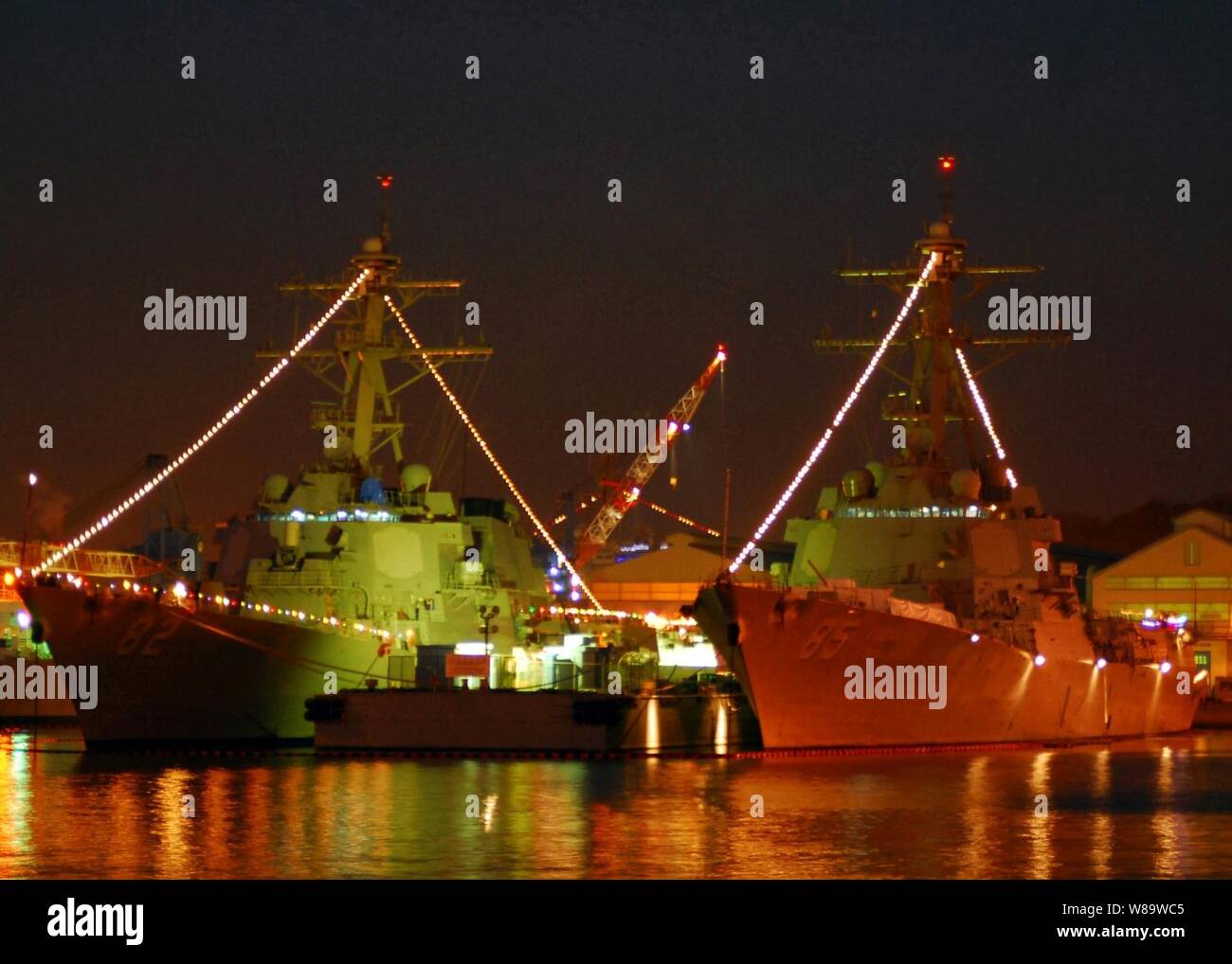 Holiday Lights iluminar los destructores de misiles guiados USS Lassen (DDG 82) y USS McCampbell (DDG 85) en actividades de la flota de Yokosuka, Japón, en diciembre 18, 2007. Cada buque basada en Yokosuka de las fuerzas navales desplegadas está decorado con luces de vacaciones para celebrar la Navidad. Foto de stock