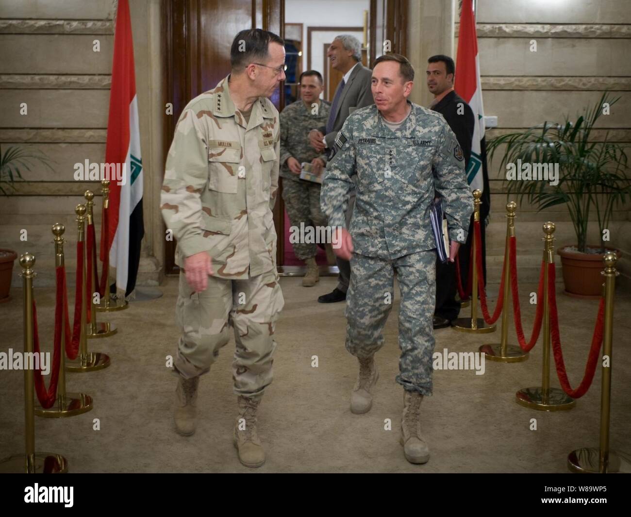 Presidente de la Junta de jefes de personal adm. Mike Mullen (izquierda), la Marina de los Estados Unidos, y el Comandante General de la multinacional (Gen. David Petraeus Force-Iraq (derecha), el Ejército de los Estados Unidos, salir de una reunión con el Primer Ministro iraquí Nouri al-Maliki en Bagdad, Irak, el 9 de julio de 2008. Mullen se encuentra en un viaje de seis días por la región para visitar tropas y alojar un osu tour show. Foto de stock