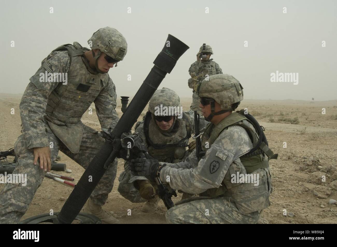 Soldados del ejército de Estados Unidos desde el 3º Batallón, 21º Regimiento de Infantería establecieron un sistema de mortero de 81 mm durante una demostración de fuego vivo para el ejército iraquí de luz del batallón, 20ª Brigada de la 5ª División en la base de operaciones avanzada Normandía en Diyala, el Iraq, el 28 de junio de 2009. Foto de stock