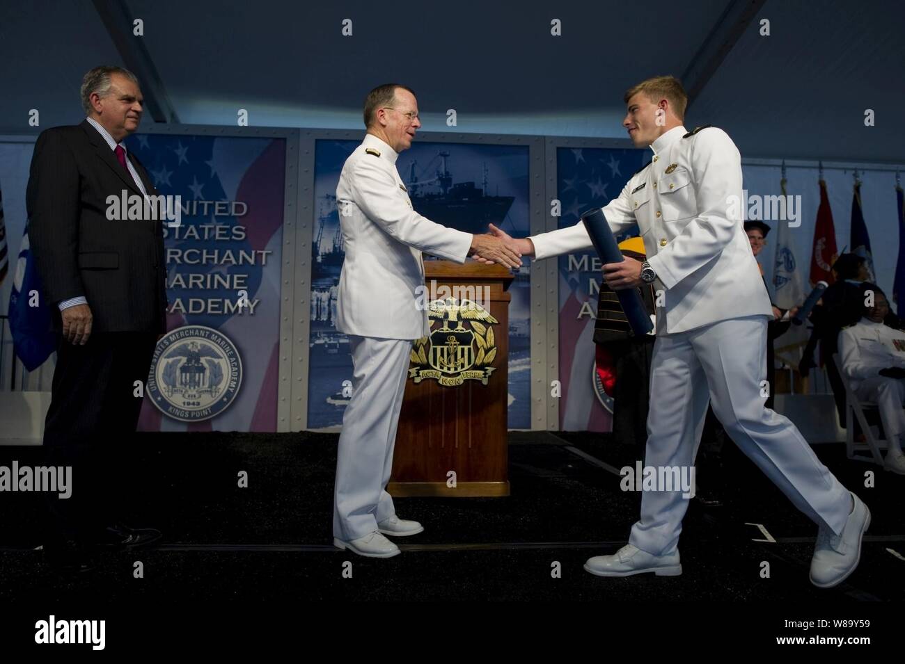 Presidente de la Junta de jefes de personal adm. Mike Mullen, y el Secretario de Transporte Ray LaHood (izquierda) felicitar al guardiamarina Gary Taylor en el 74º ejercicios de comienzo en la Academia de la Marina Mercante de EE.UU. en Kings Point, Nueva York, el 21 de junio de 2010. Como una de las cinco academias militares de EE.UU., el USMMA es responsable de la formación de cadetes para el servicio en la marina mercante, las industrias marítimas o las otras cinco ramas de las fuerzas armadas, tanto en el mar como en tierra. Foto de stock