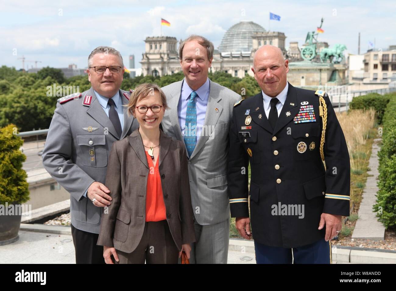 La salida de Defensa Attache Broecker y Ceremonia de Premiación Oberst Finck Foto de stock