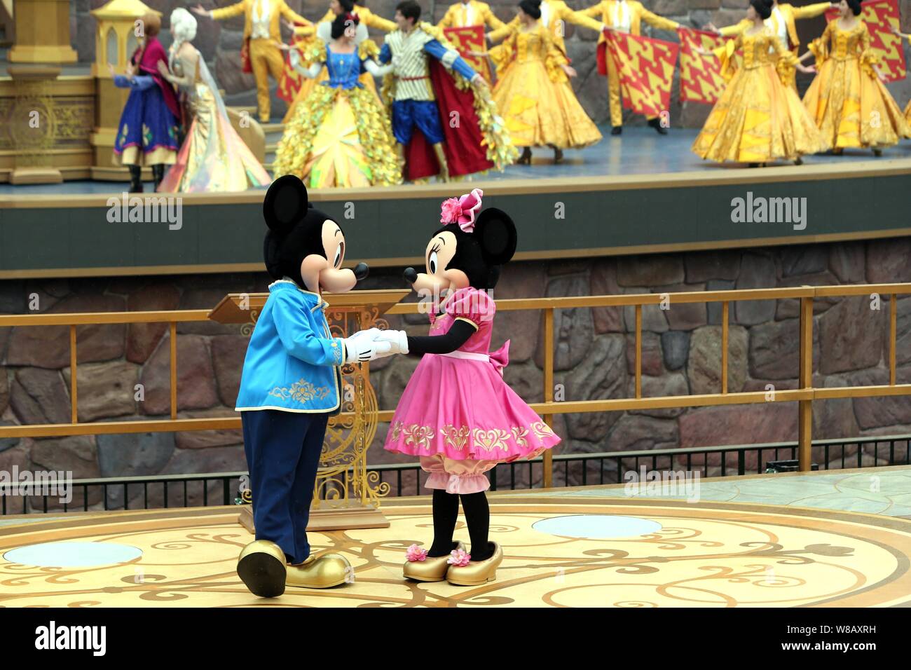 Animadores vestidos de Mickey Mouse y Minnie Mouse disfraces realizar  durante la ceremonia de apertura de la Disneylandia de Shanghai en la  Shangai Disney R Fotografía de stock - Alamy