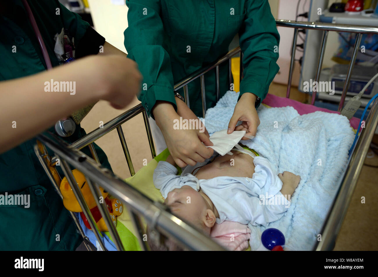 Un Medico Toma El Cuidado De Un Bebe Recien Nacido Que Padece Del Corazon Saliente Antes De Una Operacion En El Children S Hospital De Chongqing Medical Univ Fotografia De Stock Alamy Un Medico Toma El Cuidado De Un Bebe Recien Nacido Que Padece Del Corazon Saliente Antes De Una Operacion En El Children S Hospital De Chongqing Medical Univ Fotografia De Stock Alamy