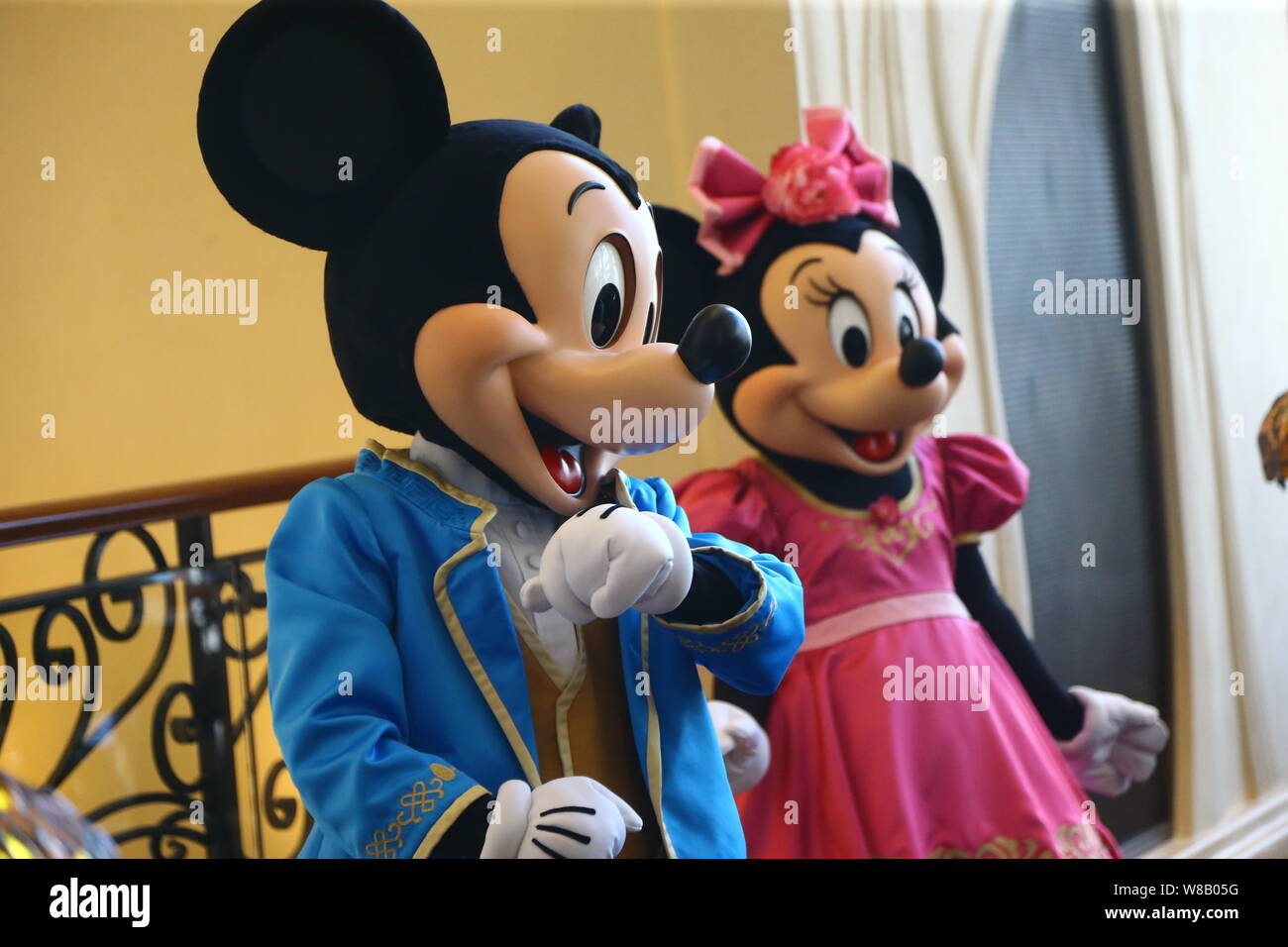 Mickey minnie mouse pose in fotografías e imágenes de alta resolución -  Alamy