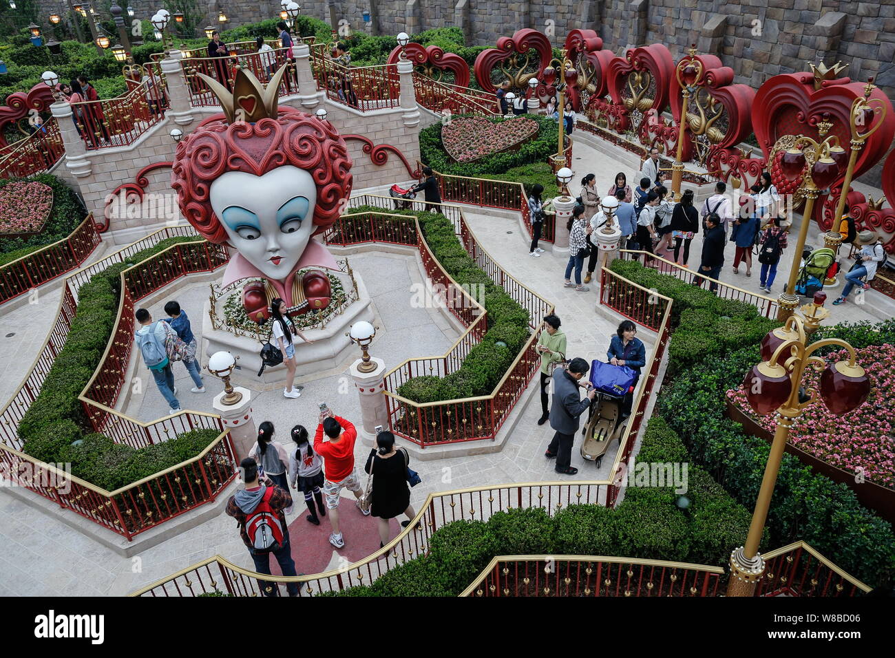 Vista aérea de la "Alicia en el país de las Maravillas" laberinto en el  Shanghai Disneyland en Shanghai Disney Resort en Pudong, Shanghai, China,  15 de mayo de 2016. Sha Fotografía de