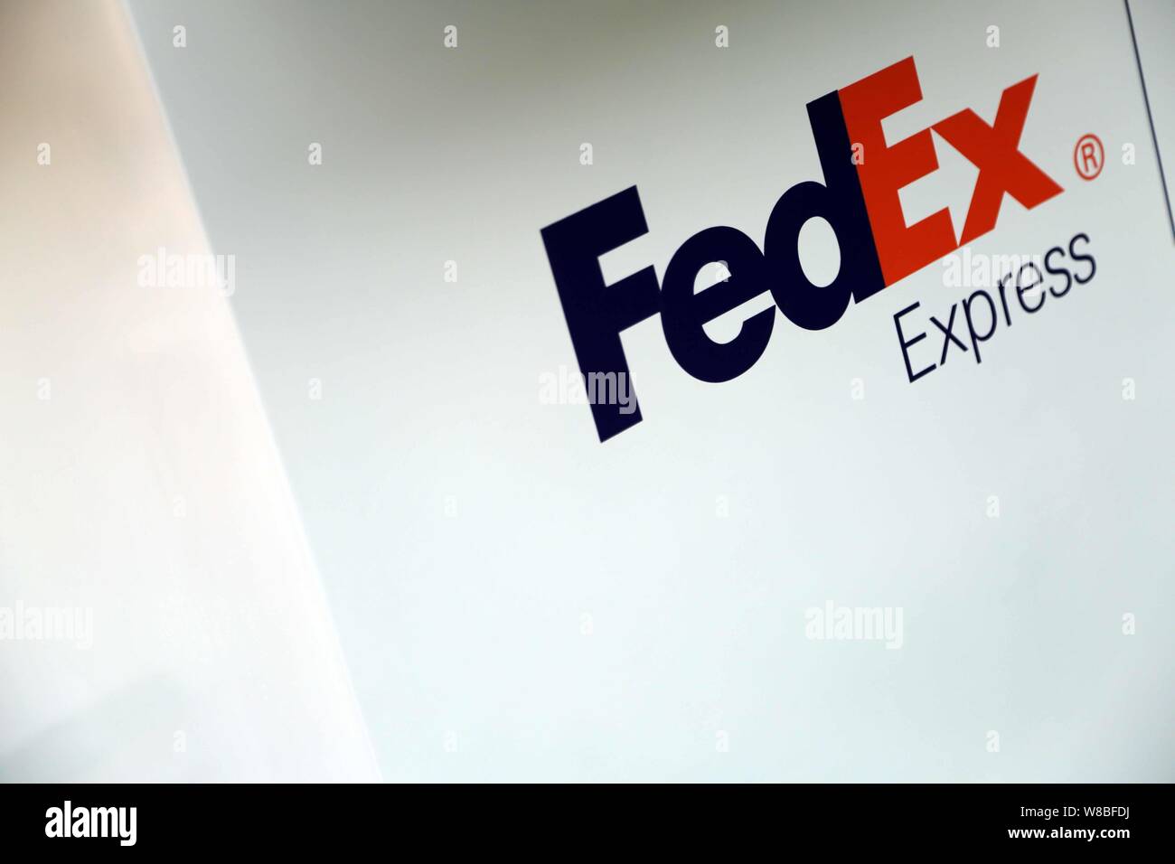 --Archivo-Vista de un logotipo de FedEx Express en Shanghai, China, 11 de octubre de 2015. Ministerio de Comercio de China (MOFCOM) ha aprobado incondicionalmente a EE.UU. Foto de stock