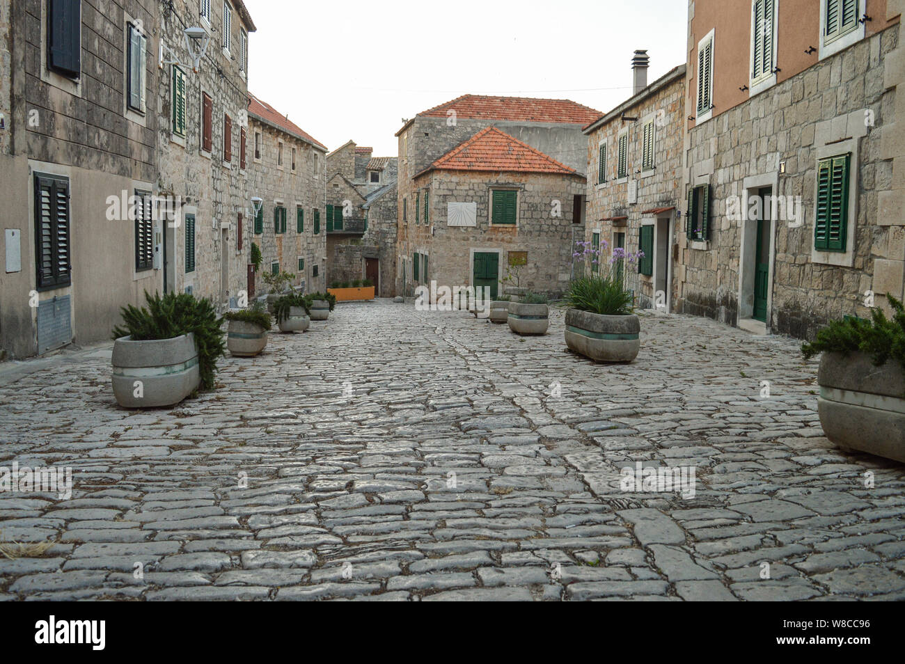 Dálmata Typicall arquitectura en piedra, las calles de la ciudad, isla de Brac Postira Croacia Foto de stock