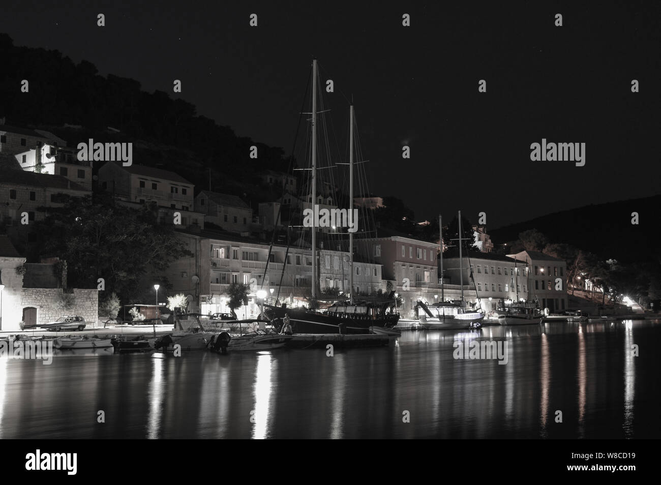 Noche de Verano en puerto Pučišća, Dalmacia Central, la larga exposición , la fotografía en blanco y negro Foto de stock