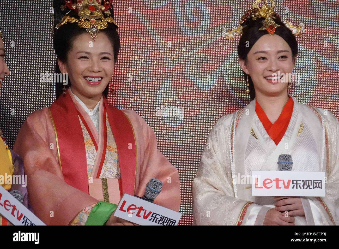 Actrices chinas Liu Tao, izquierda y Sun Li asistir a una conferencia de prensa para su nueva serie de TV "La Leyenda de Miyue" en Hengdian Town, East Chinas Zhej Foto de stock