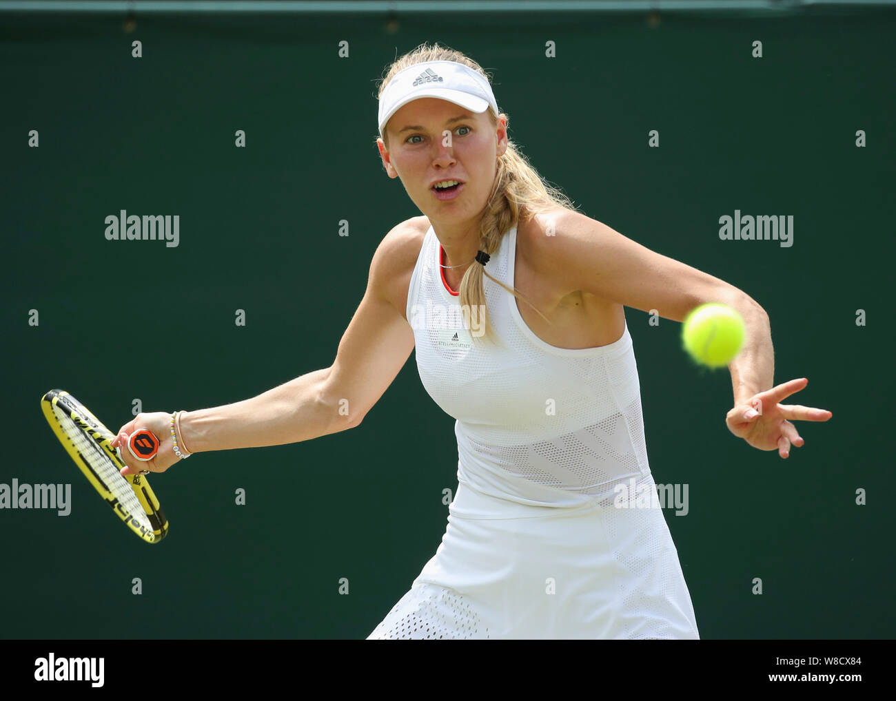 La tenista danesa Caroline Wozniacki jugando forehand rodada durante 2019 campeonatos de Wimbledon, Londres, Inglaterra, Reino Unido Foto de stock
