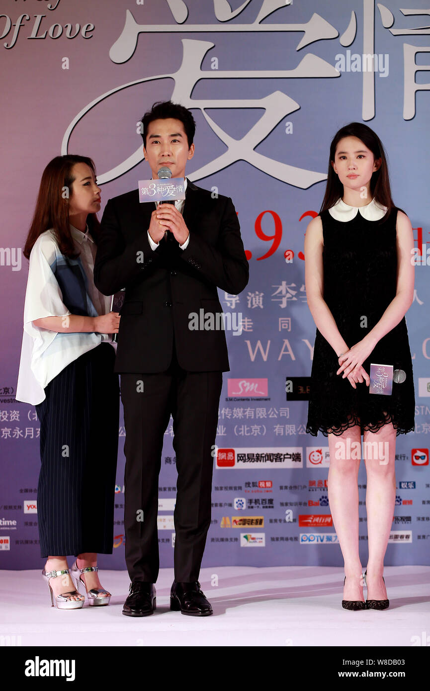 Actor Surcoreano Song Seung Heon Centro Habla Junto A Su Novia La Actriz China Liu Yifei 6971