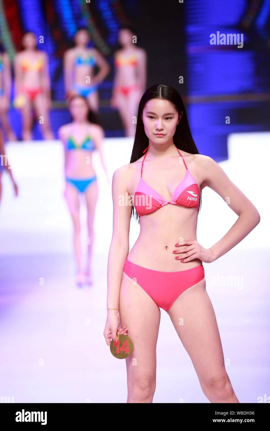 Bikini beijing fotografías e imágenes de alta resolución - Alamy