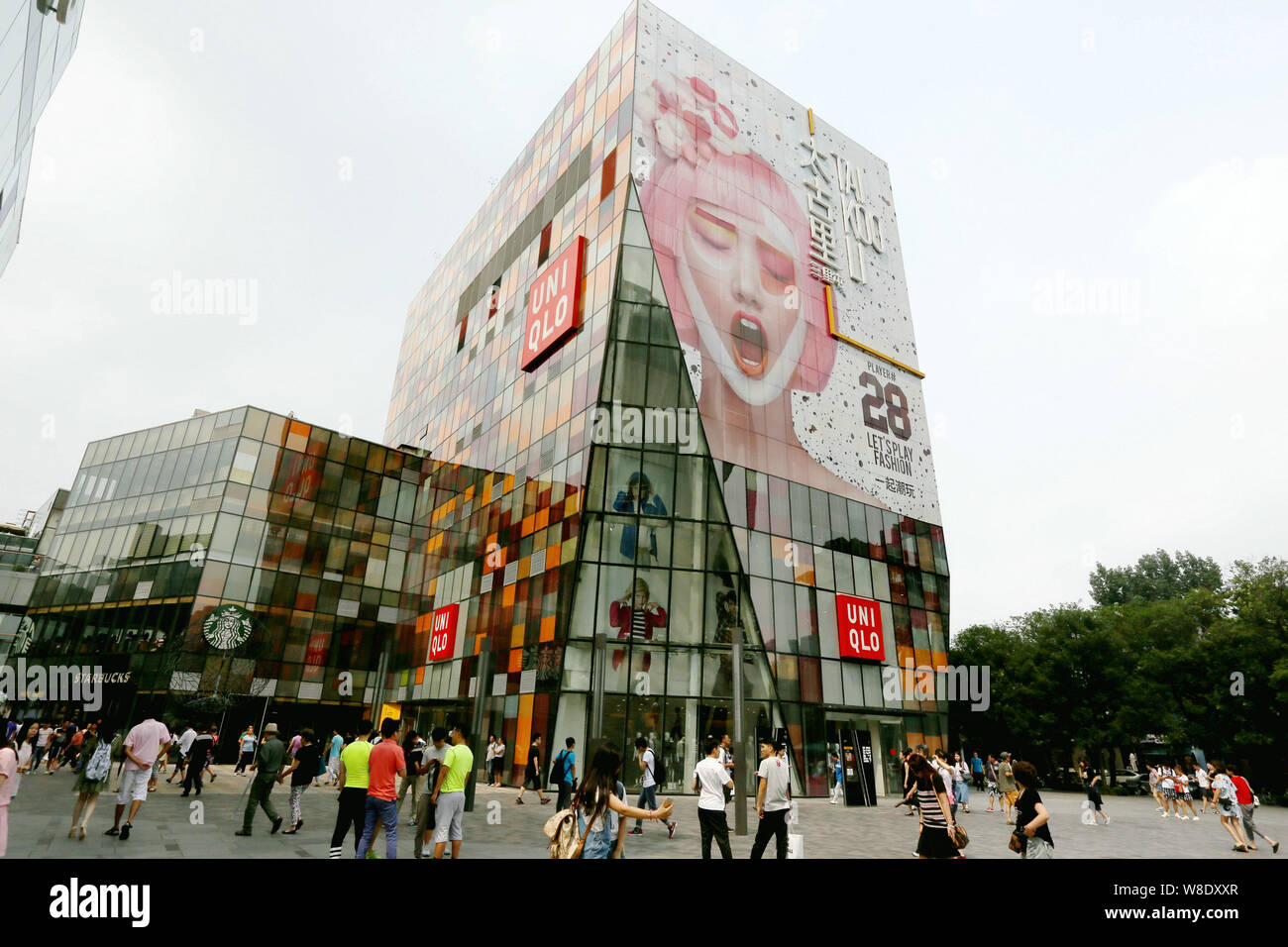 Archivo-Vista de una tienda de Uniqlo en Beijing, China, 18 de julio de  2015. Walt Disney Co.s nuevo parque en Shanghai, ayudará a la marca de ropa  casual Uniqlo e Fotografía de