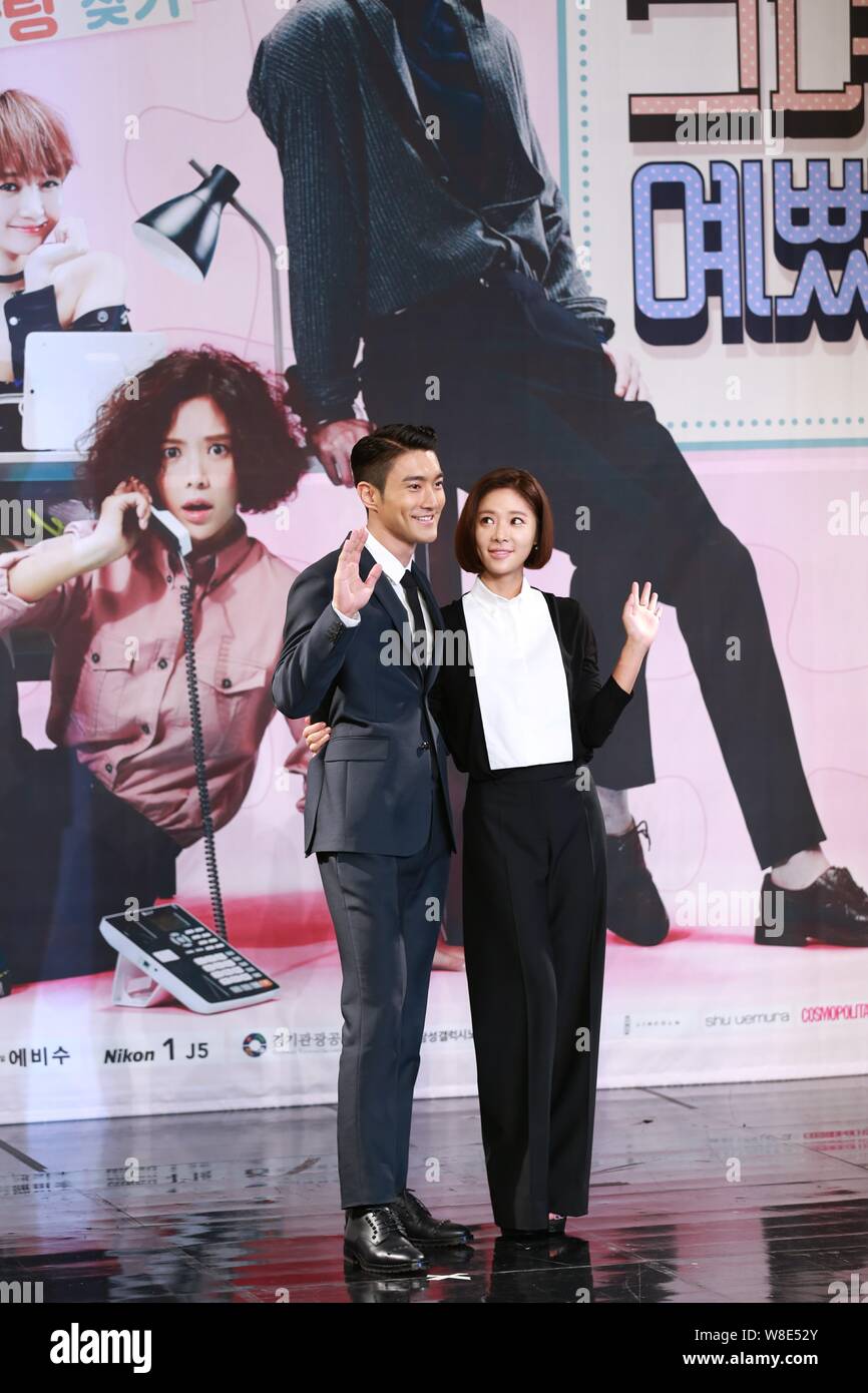La actriz surcoreana Hwang Jung-eum, derecha, cantante y actor Choi Si-won  asistir a una conferencia de prensa para su nueva telenovela "fue bastante'  en Seúl, S Fotografía de stock - Alamy