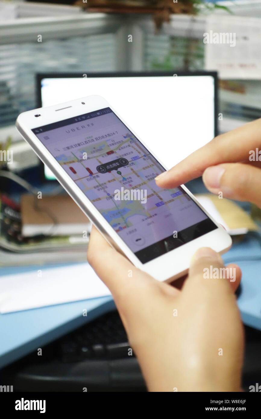 --FILE -- un teléfono móvil chino usuario utiliza el taxi-alaba app Uber en su smartphone en Beijing, China, 13 de mayo de 2015. Uber controladores están haciendo cerrar t Foto de stock