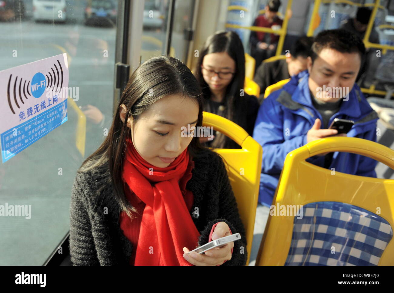 FILE--chino pasajeros utilizan sus para navegar por Internet a través de la red wifi gratuita en un autobús en la ciudad de Ningbo, Zhejiang de China oriental pro Fotografía stock