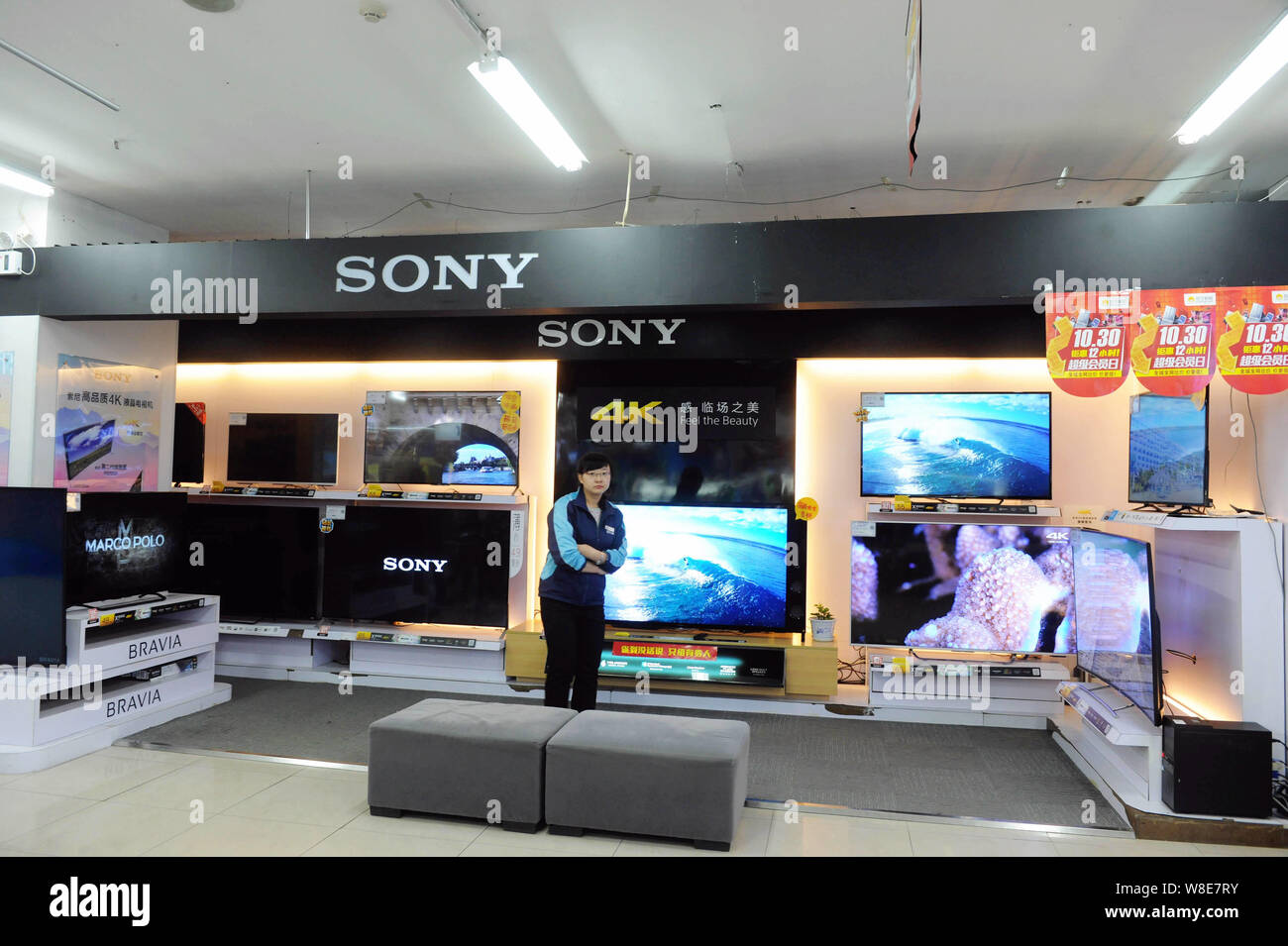FILE--un empleado chino es visto en el mostrador de la televisión Sony en  una tienda de electrodomésticos en la ciudad de Qingdao, Provincia de  Shandong, en el este de China, 30 OC