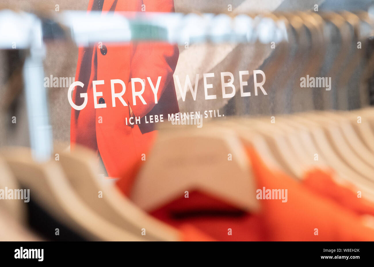 Halle, Alemania. 09Aug, 2019. La ropa de la firma de moda alemana Gerry  Weber se cuelga en perchas en un perchero. Crédito: Friso Gentsch/dpa/Alamy  Live News Fotografía de stock - Alamy
