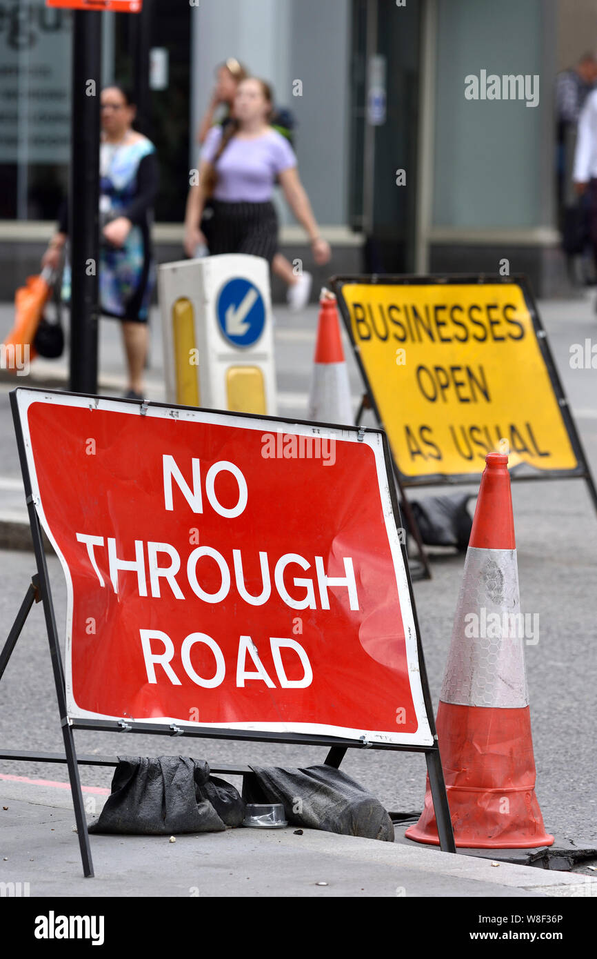 Londres, Inglaterra, Reino Unido. Las señales de tráfico en obras viales en el centro de Londres: No a través de la carretera, pero las empresas abiertas como de costumbre Foto de stock