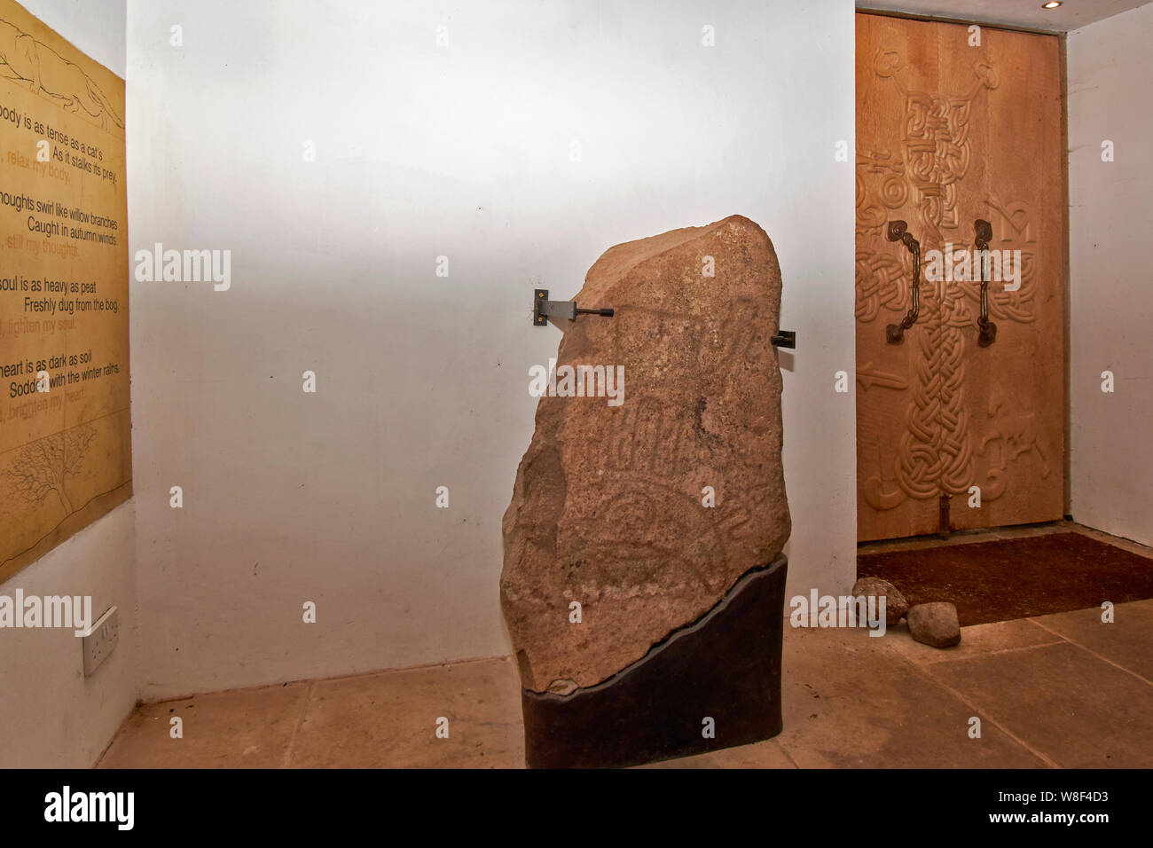 KIRK MIGVIE O IGLESIA ABERDEENSHIRE SCOTLAND INTERIOR CON puerta tallada y una piedra tallada PICKTISH Foto de stock