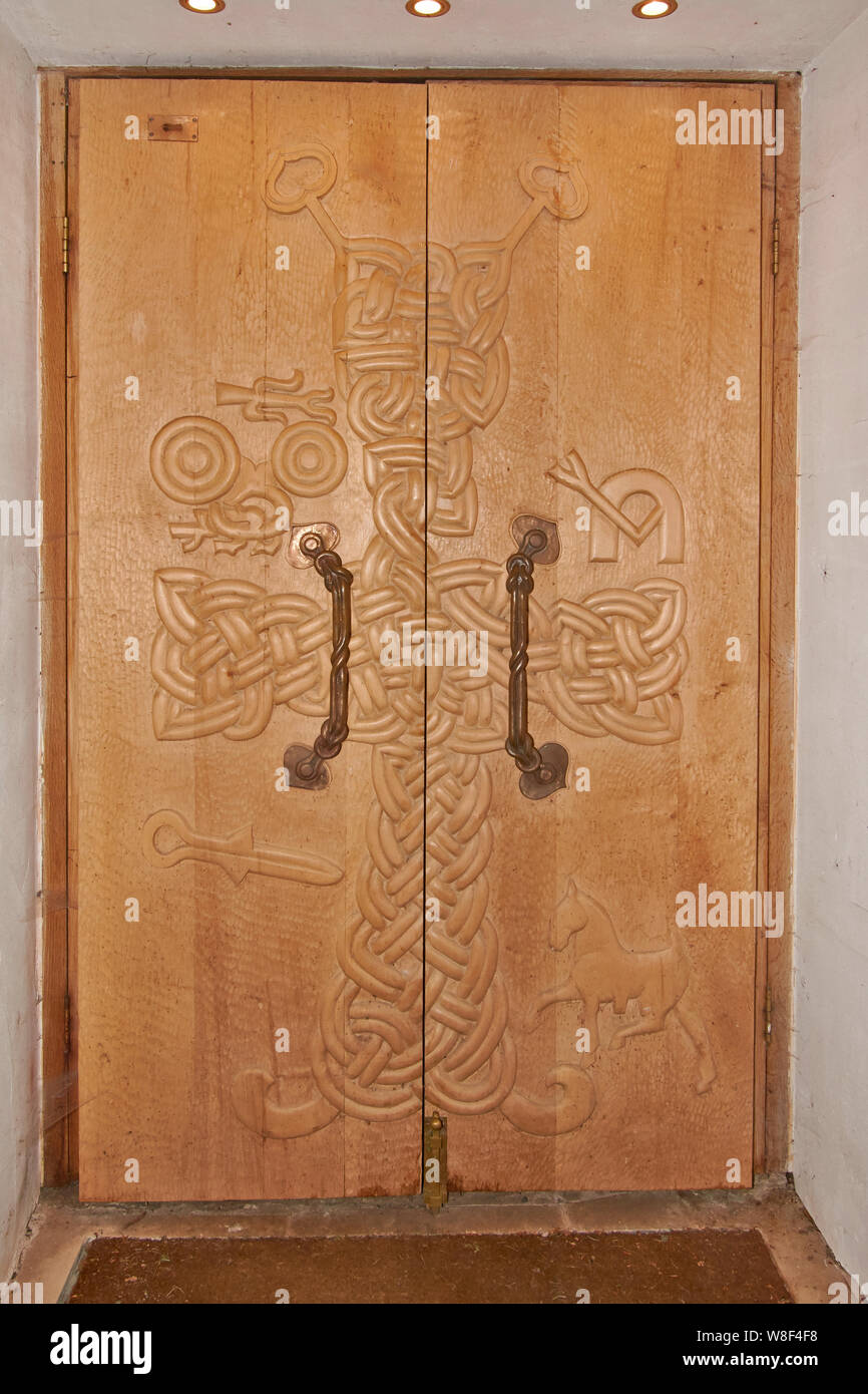 KIRK MIGVIE O IGLESIA ABERDEENSHIRE SCOTLAND INTERIOR CON puerta tallada con símbolos VISTOS EN LA PIEDRA EN LA KIRKYARD PICTISH Foto de stock