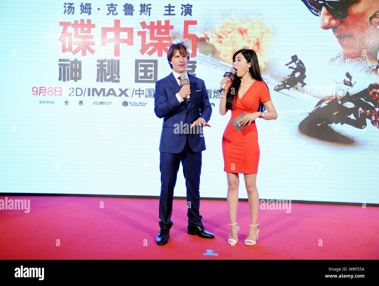 El actor norteamericano Tom Cruise, izquierda, habla durante un encuentro  de fans para promocionar su nueva película 'Misión: Imposible - Estado  canalla' en Shanghai, China, 6 de septiembre Fotografía de stock - Alamy