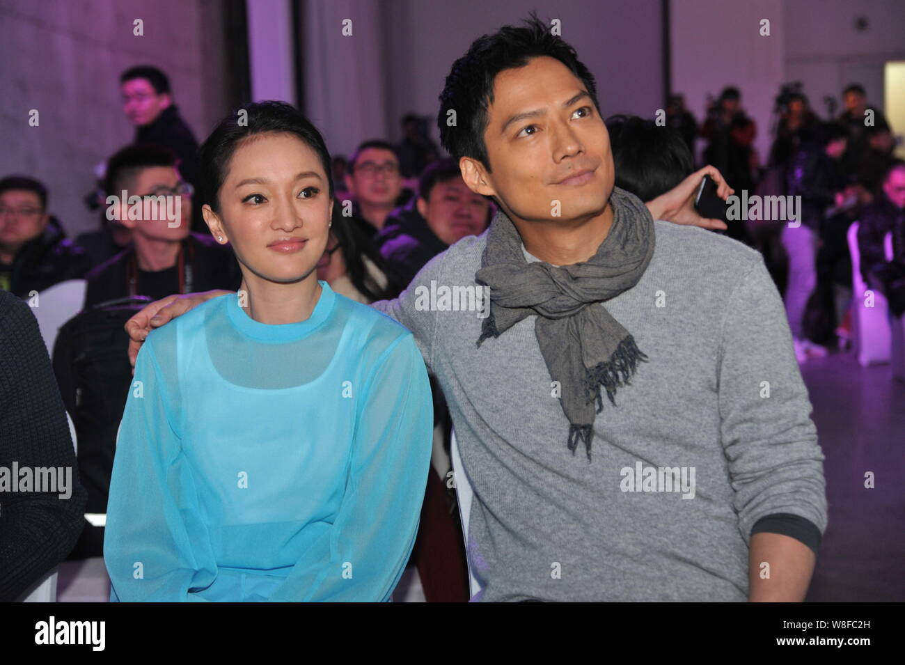 La actriz china Zhou Xun, frontal y su marido, el actor norteamericano Archie Kao, asistir a un evento para el estreno de la película 'Dream micro escapar' para promover Infini Foto de stock