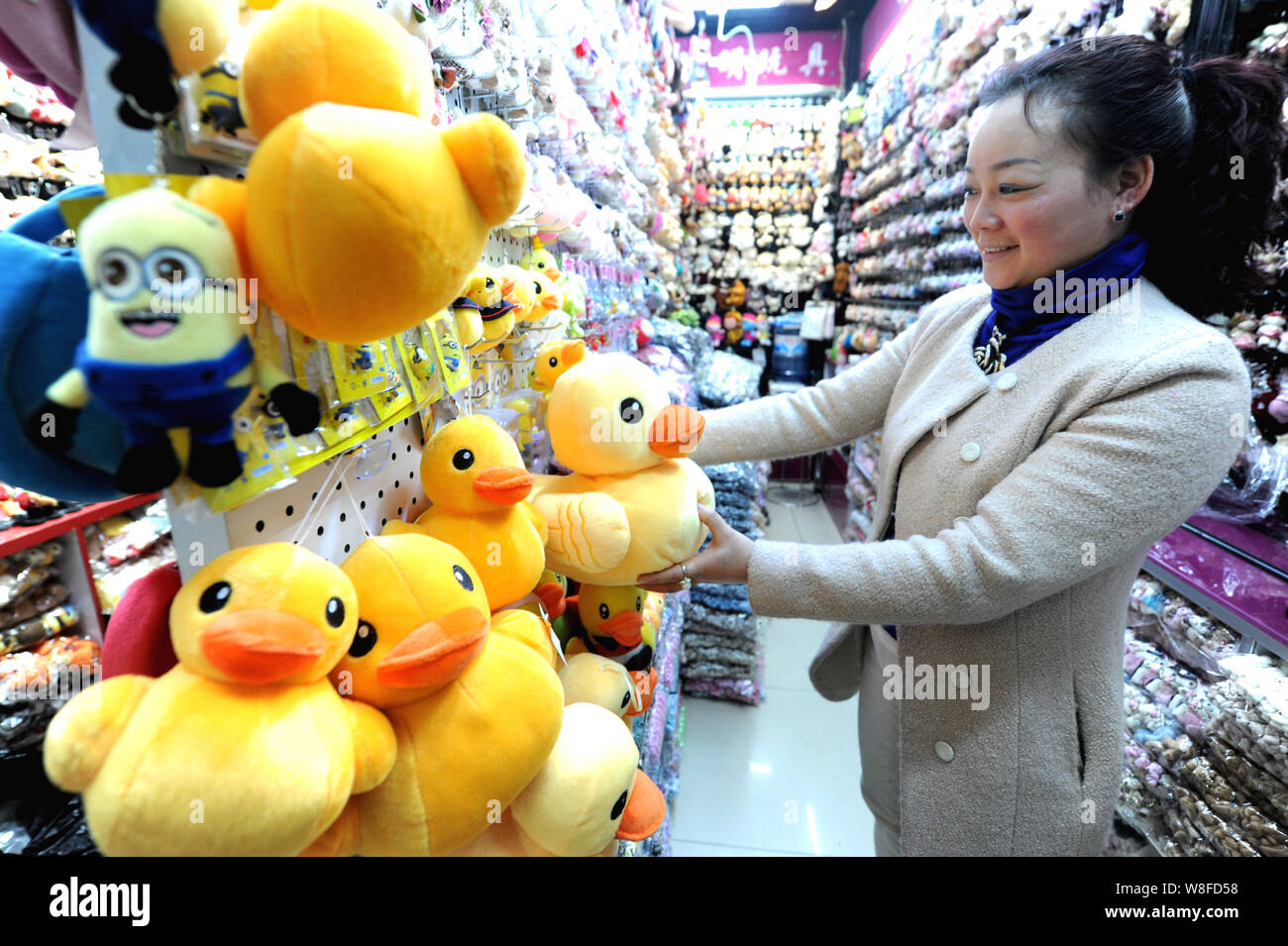 FILE -- Un chino compra en una tienda de juguetes peluche en el comercio internacional de Yiwu City en la ciudad de Yiwu, provincia de Zhejiang de China