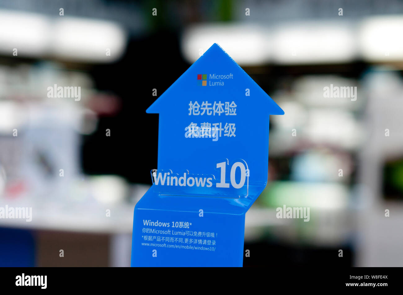 --FILE--un cartel de Microsoft Windows 10 es visto en una tienda de informática en la ciudad de Guangzhou, en el sur de la provincia china de Guangdong, el 5 de septiembre de 2015. Micr Foto de stock