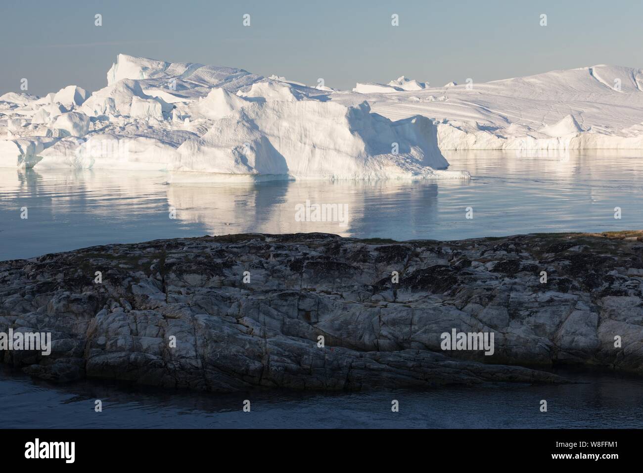 Naturaleza y paisajes de Groenlandia o la Antártida. Viajes en barco entre hielos. Estudio de un fenómeno de calentamiento global hielos e icebergs. Foto de stock