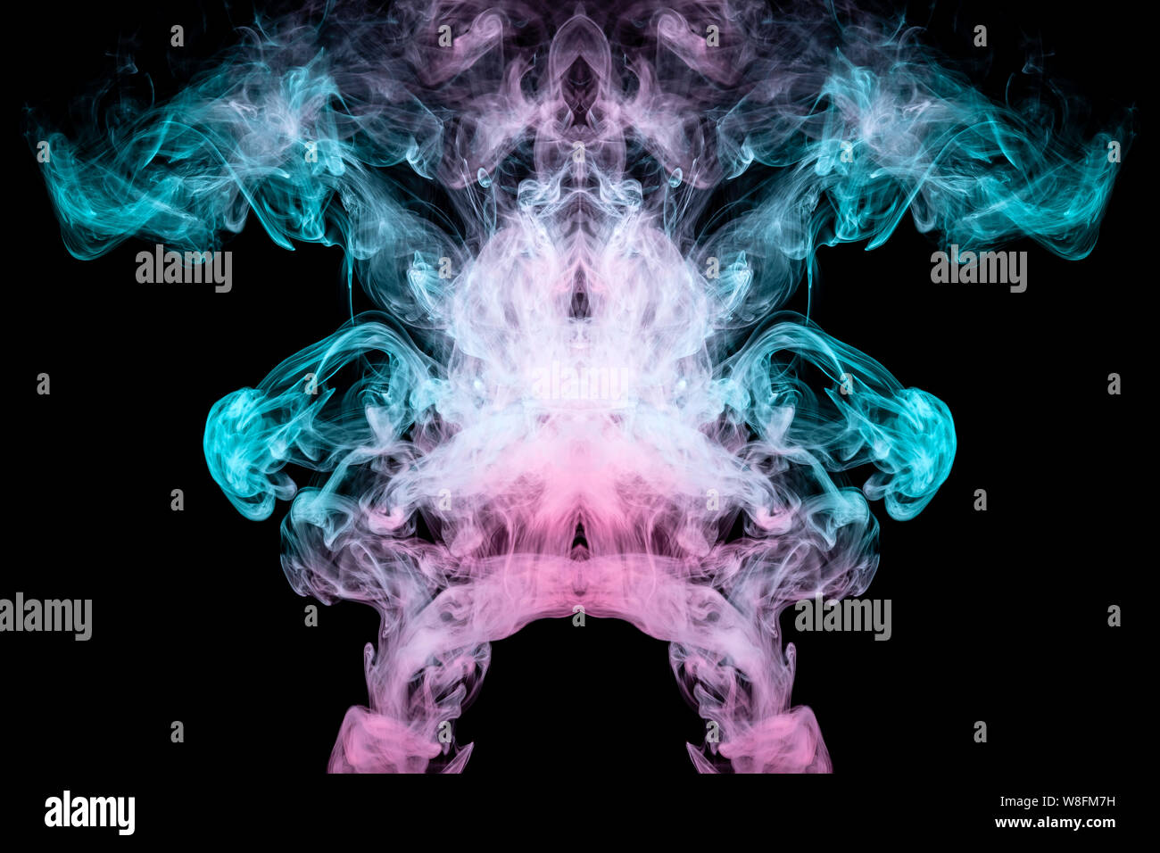 Resumen smoky patrón con una imagen mística de un fantasma con alas de humo  verde y rosa con su cabeza en la parte superior. Imprimir para la ropa  Fotografía de stock -