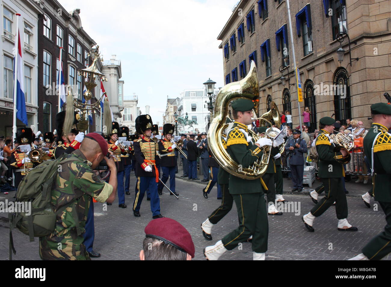 La Central de Banda Real Militar, del ejército de los Países Bajos realiza durante el desfile Prinsjesdag en Den Haag, Nederland, el tercer martes de septiembre Foto de stock