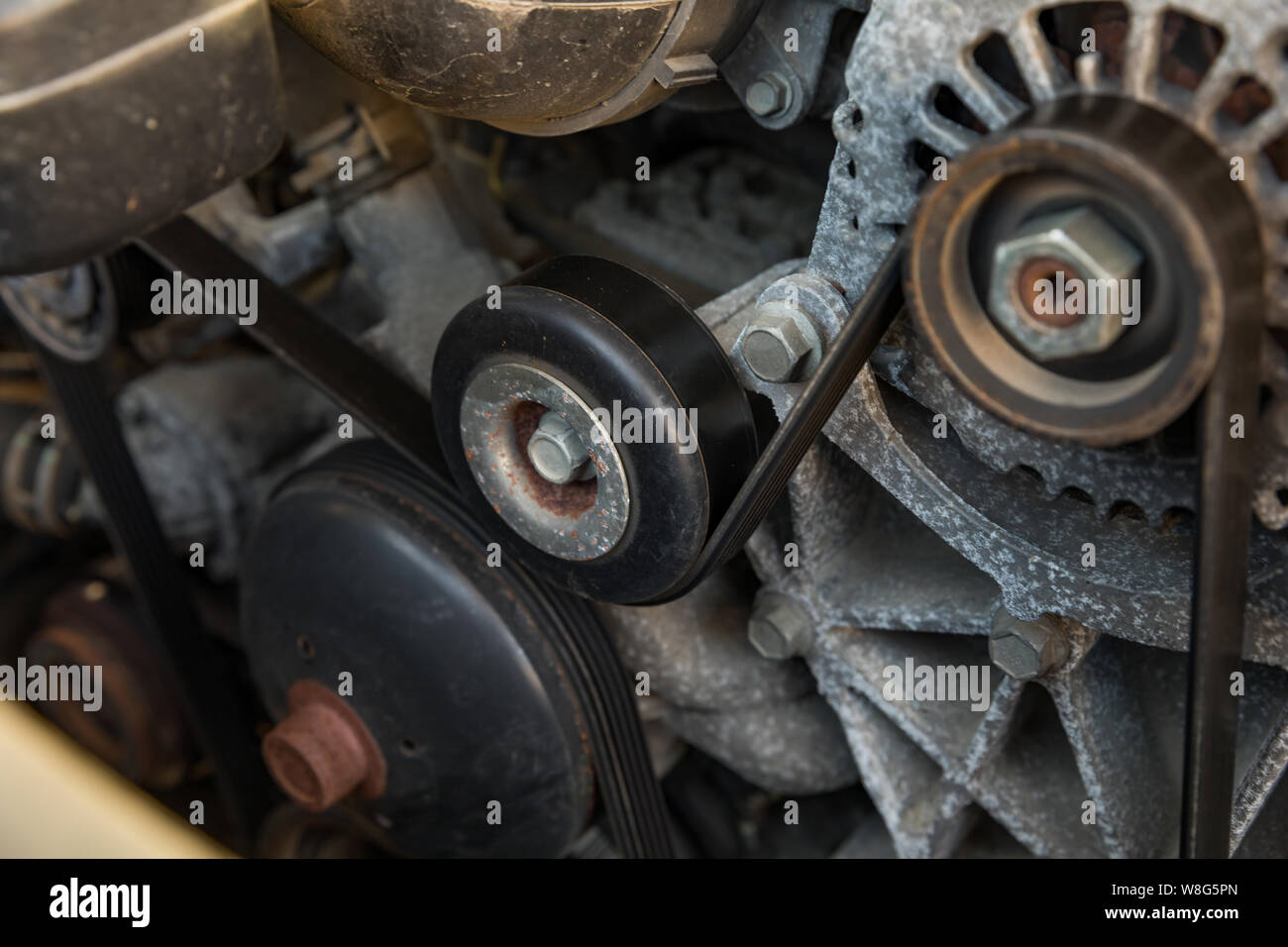 Detalle Del Alternador Del Motor De Coche En Un Taller Mecánico Fotos,  retratos, imágenes y fotografía de archivo libres de derecho. Image  172445019