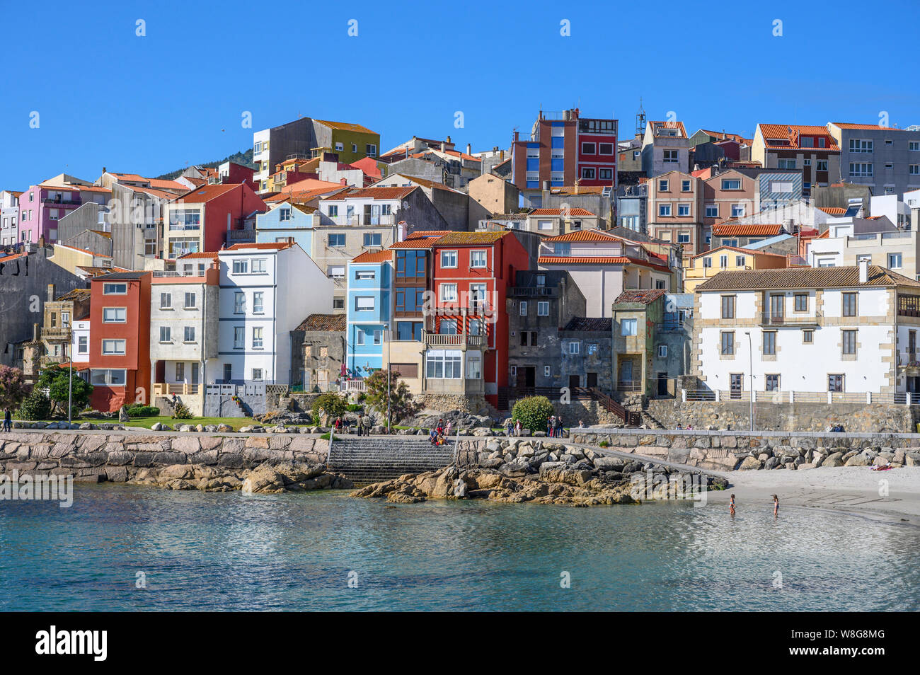 Coloridas casas sobre la costanera de la ciudad de A Guarda en Pontevedra, Galicia, en el Noroeste de España. Foto de stock