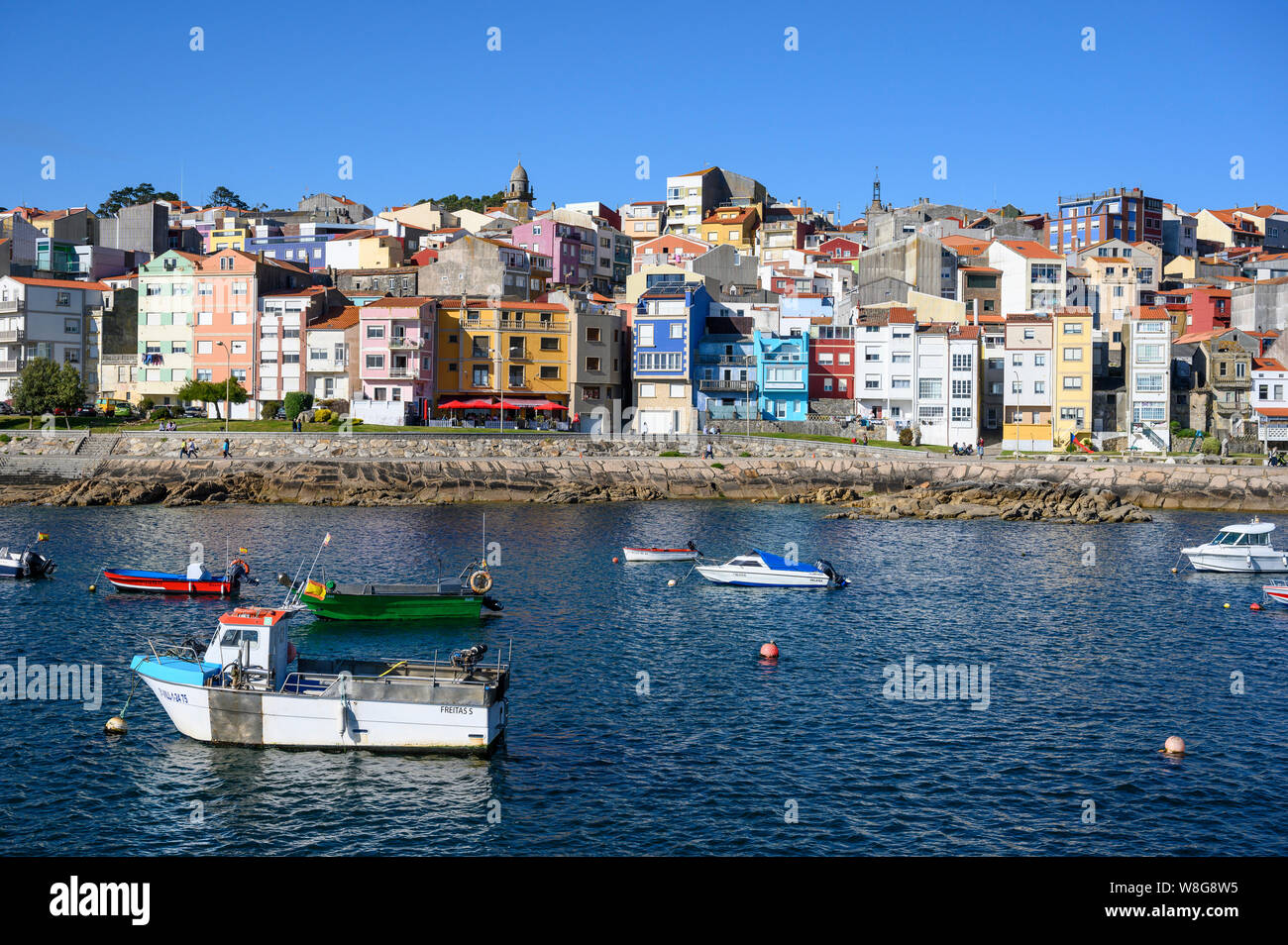 Los barcos de pesca en el puerto de la ciudad de A Guarda en Pontevedra, Galicia, en el Noroeste de España. Foto de stock