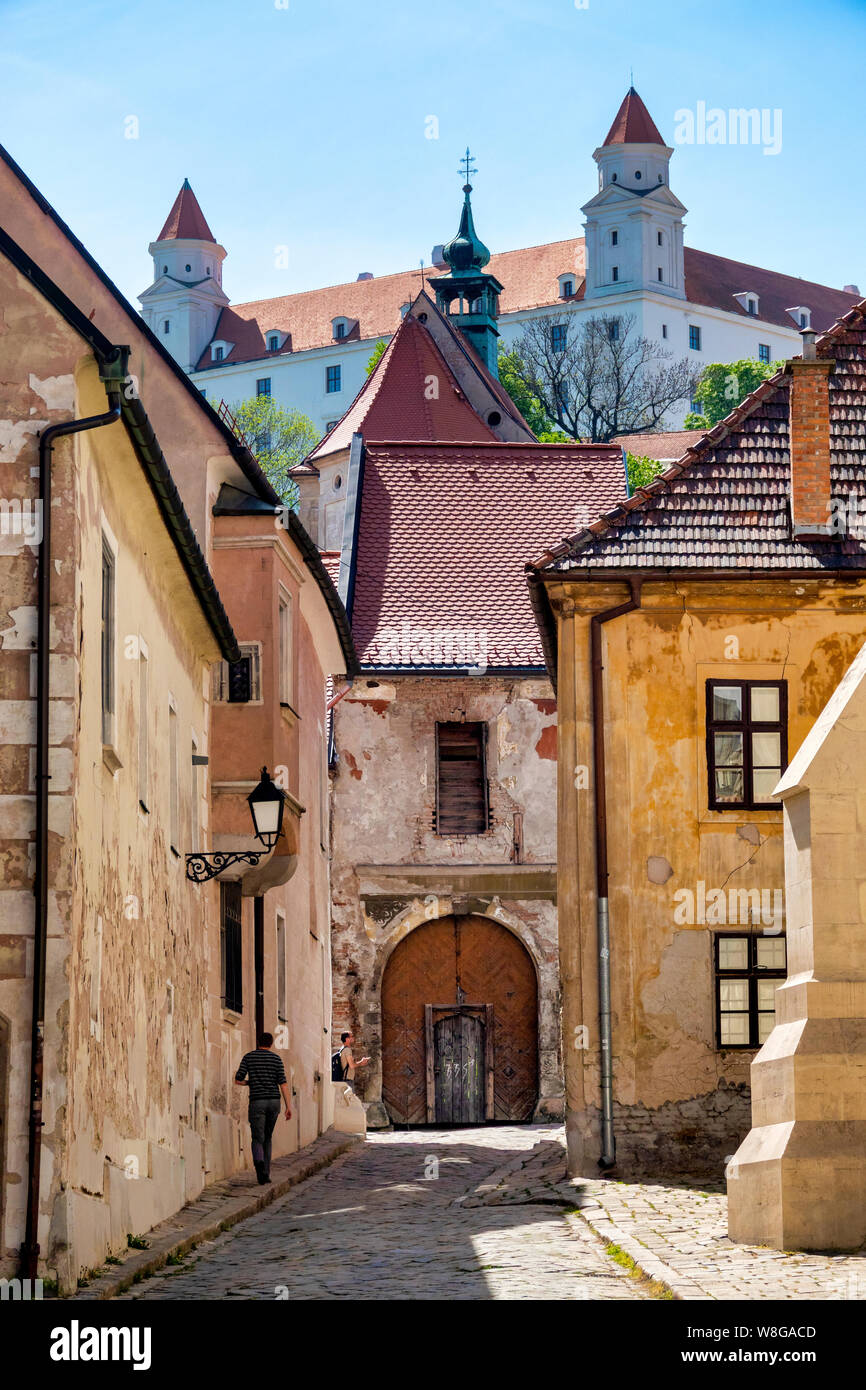 Farská Street, en el casco antiguo de la ciudad de Bratislava, Eslovaquia  Fotografía de stock - Alamy