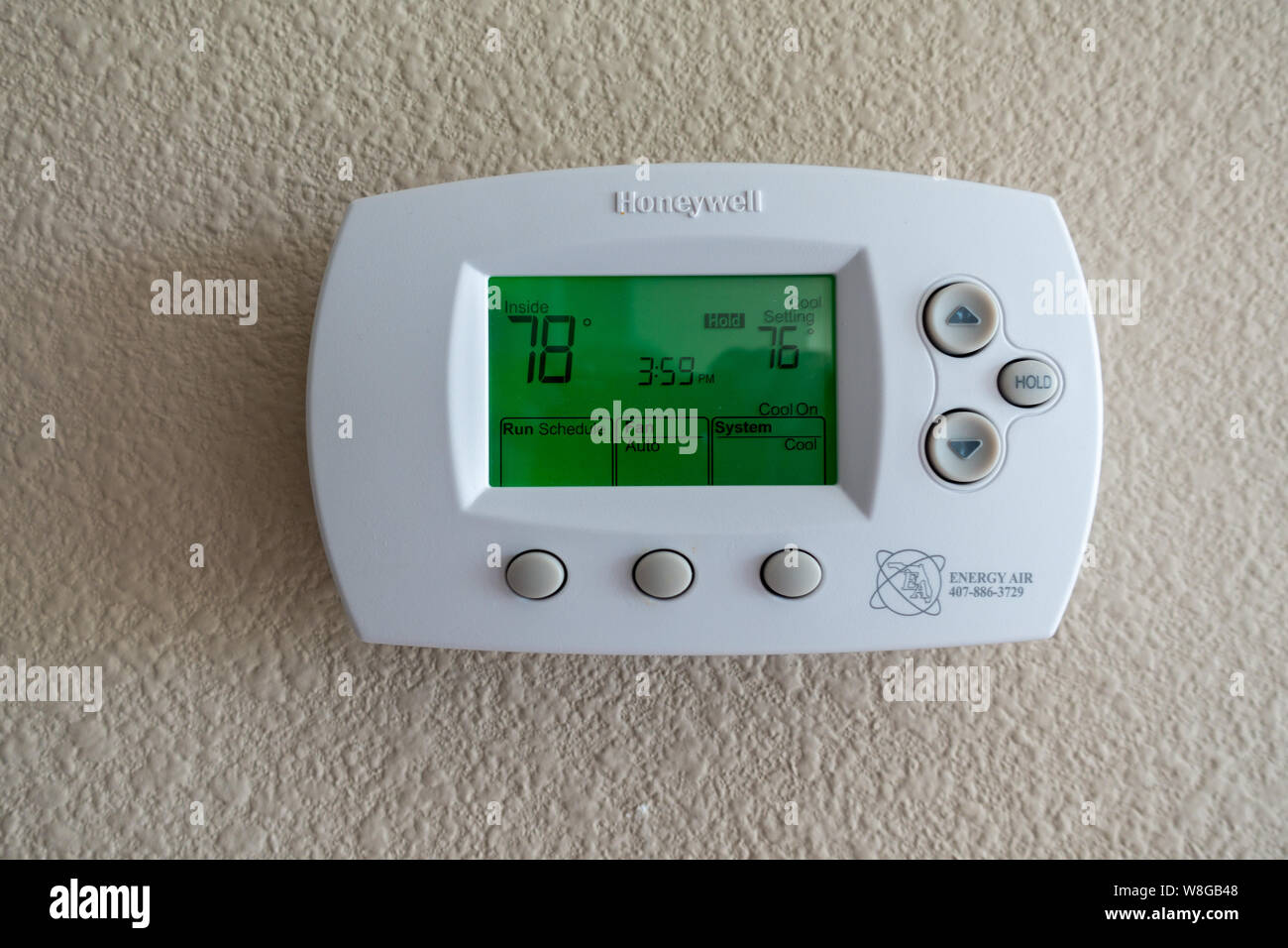 Orlando, FL/USA-8/9/19:un termostato programable de Honeywell para  controlar el aire acondicionado y la calefacción de una casa Fotografía de  stock - Alamy