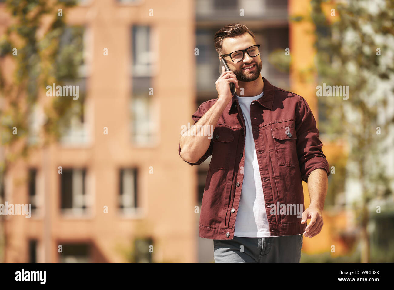 Hombre Grande Con Una Barba Y Gafas En Ropa De Invierno Disfruta