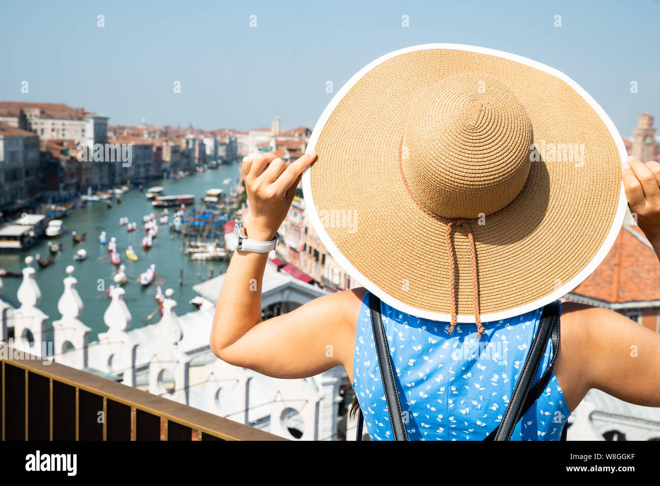 Mujeres turistas en el Sombrero de Paja mirando a la ciudad de Venecia, Italia Foto de stock