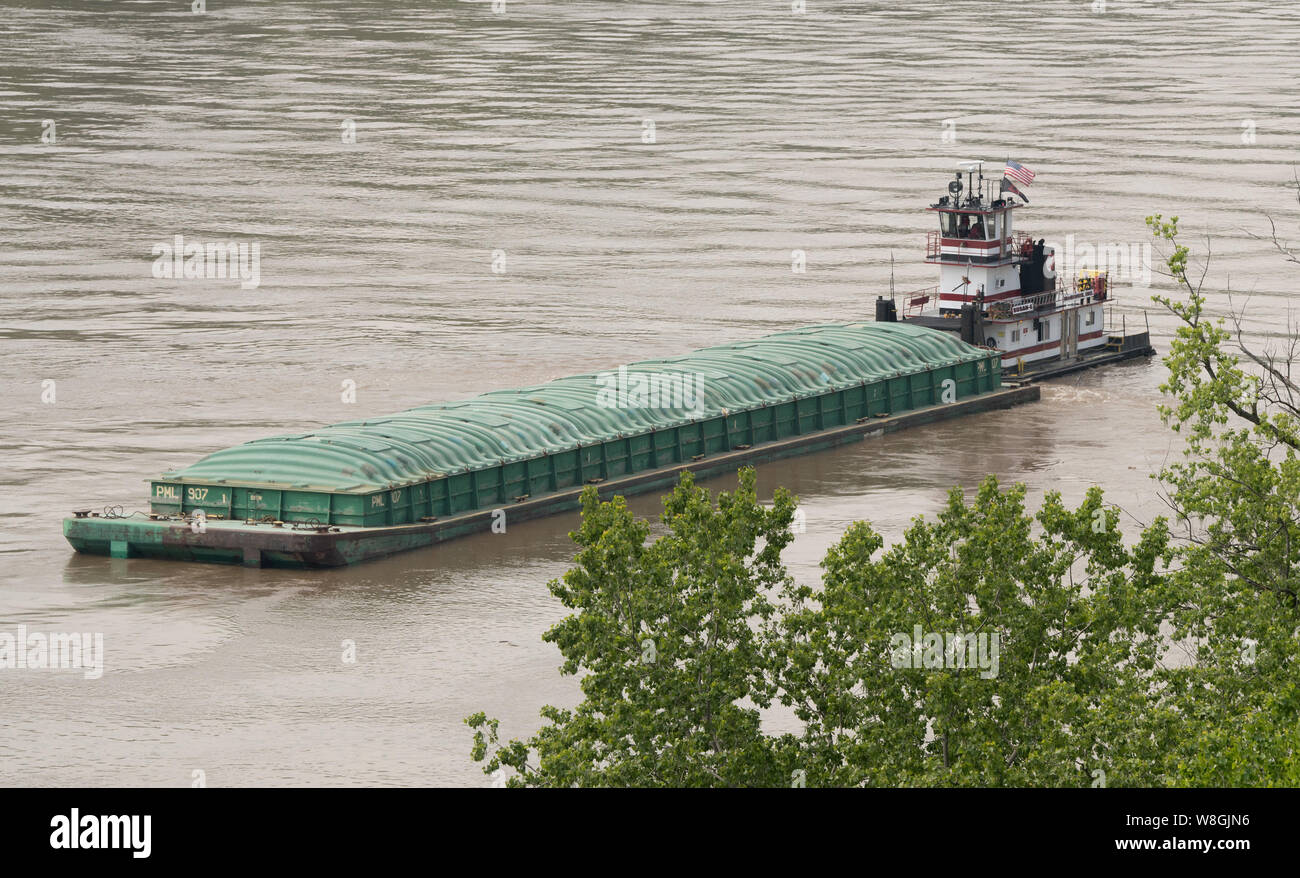 Grano consolidado y las operaciones con barcazas, en el Riverside Terminal, en Cincinnati, Ohio, el 10 de mayo de 2017. Foto de stock
