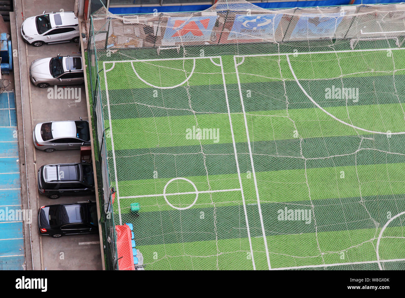 Reforma del Estadio y nueva Ciudad Deportiva - Página 11 Vista-de-un-campo-de-futbol-en-la-azotea-de-un-edificio-de-oficinas-de-dos-plantas-en-la-ciudad-de-zhengzhou-provincia-de-henan-en-china-central-3-de-junio-de-2015-fan-de-futbol-w8gx0k