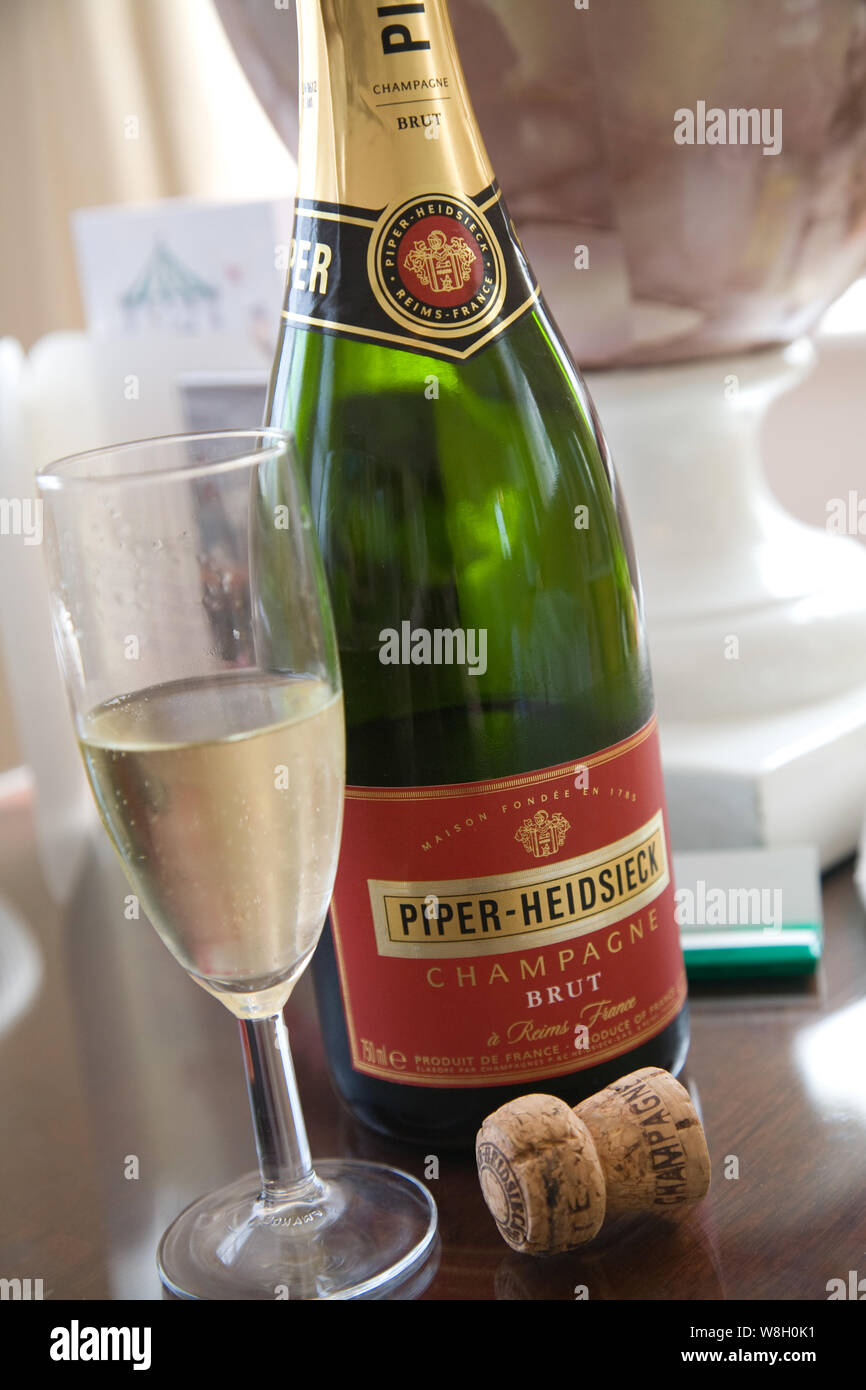 Botella de Champagne Piper Heidsieck Fotografía de stock - Alamy