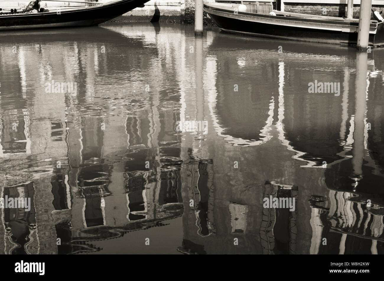 La hermosa ciudad de Venecia a través de reflexiones en blanco y negro. Italia Foto de stock