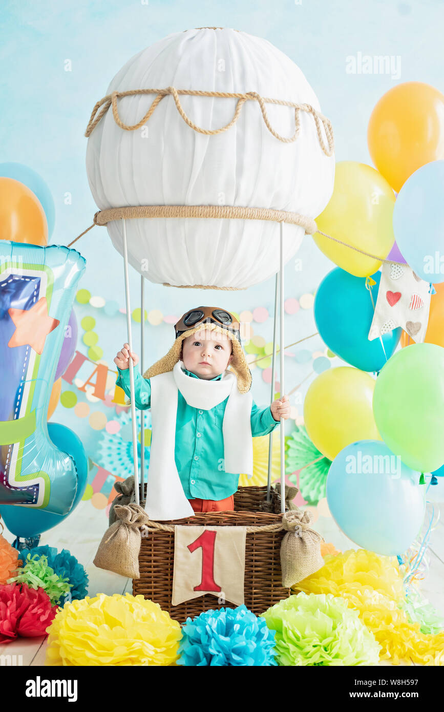 Baby Boy Celebra 1 Año Con Torta Y Globos, Infancia Feliz, Cumpleaños  Infantil Fotos, retratos, imágenes y fotografía de archivo libres de  derecho. Image 151500922