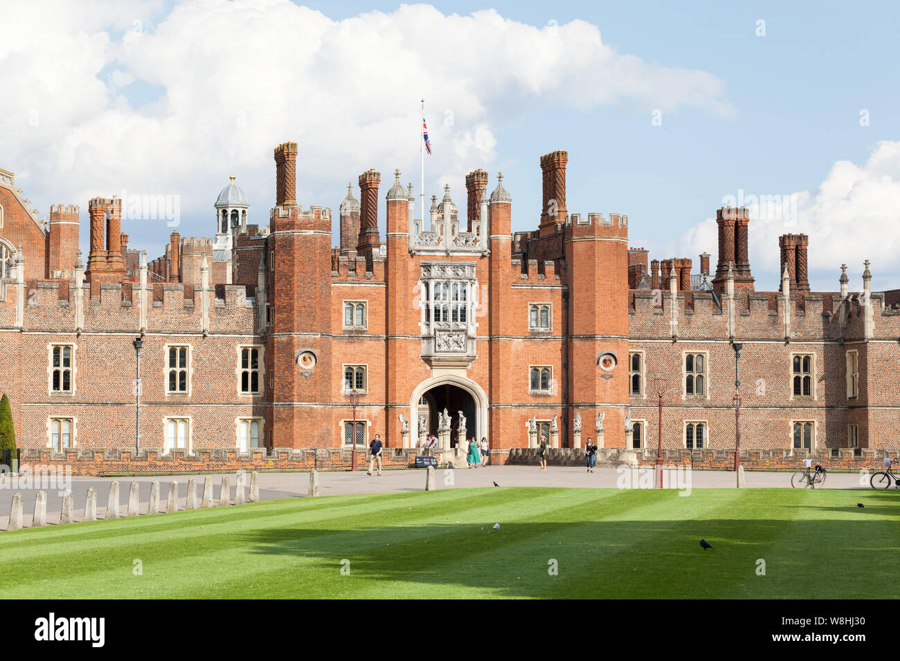 El frente occidental y la entrada principal al palacio de Hampton Court, Richmond Upon Thames, Londres, Inglaterra, Reino Unido. Foto de stock