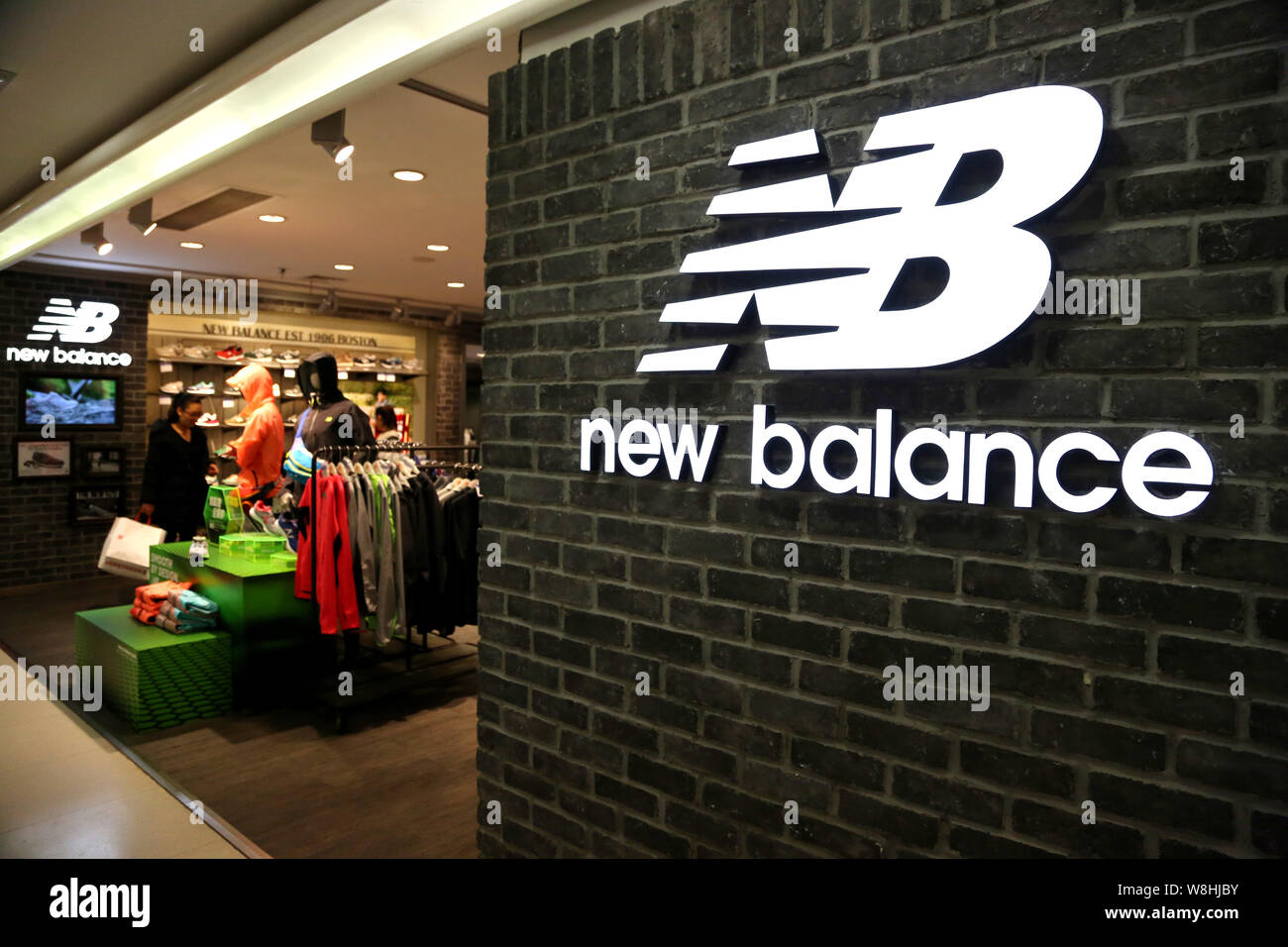 Archivo-clientes en una tienda de ropa deportiva de nuevo equilibrio en Shanghai, China, 11 de marzo de 2015. Con sede en EE.UU. fabricante de zapatos Balance Shoes & Appare