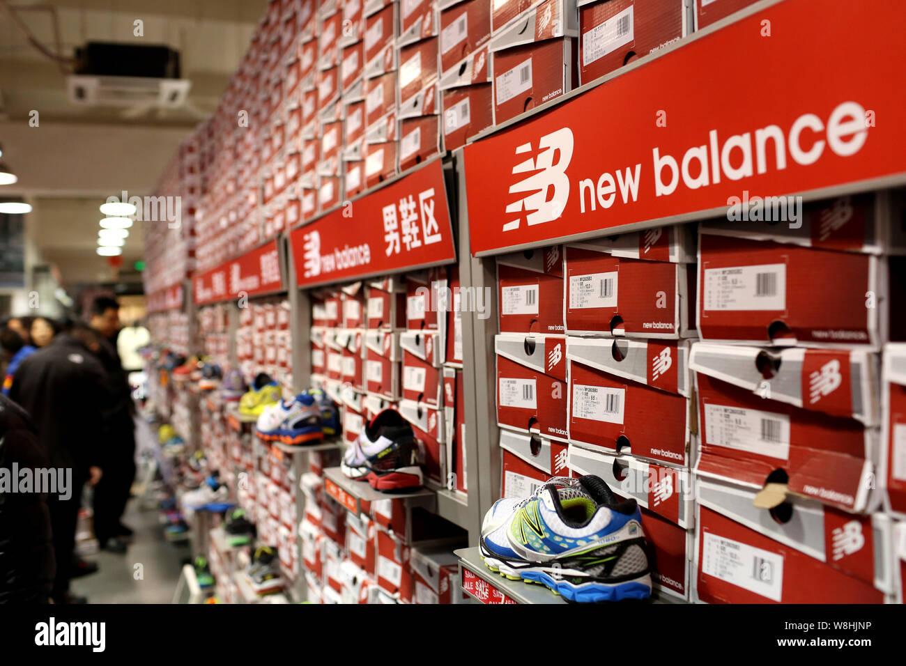 Archivo-clientes comprar New Balance zapatos deportivos en un Outlets mall  en Shanghai, China, 21 de febrero de 2015. Con sede en EE.UU. fabricante de  zapatos deportivos New Balance Fotografía de stock -